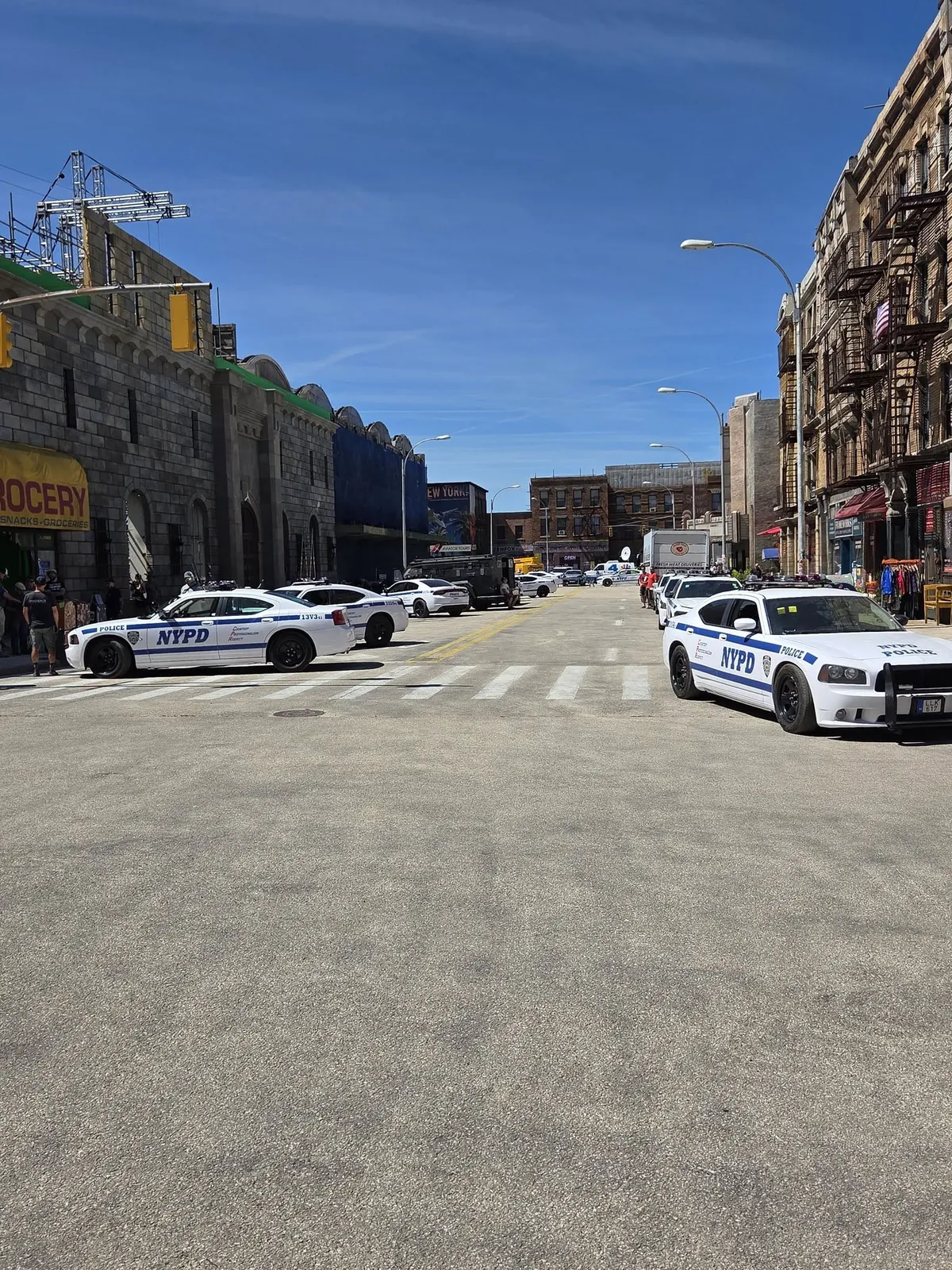 NYPD rendőrautók New York-i utcaképben, filmforgatási helyszínen